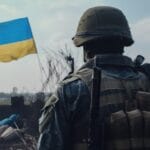 Демобілізація військовослужбовців — солдат ЗСУ з прапором України