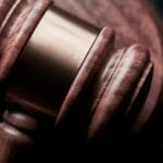 Суд в Україні — молоток судді, юридичне представництво