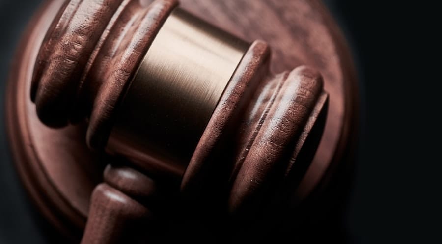 Суд в Україні — молоток судді, юридичне представництво
