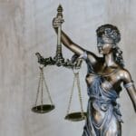 Закони та суд в Україні — юридичні книги і молоток судді